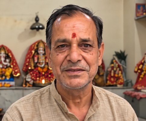 Pandit Vishnu Dwivedi Ji, apne ghar ke mandir mein